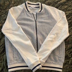 Jacket/Sweatshirt/Zip-Up